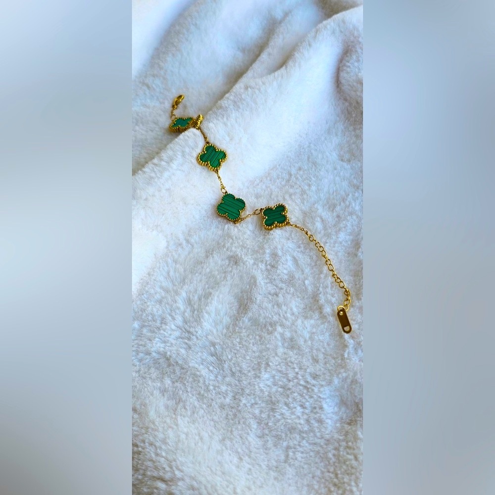Elegant Gold and Green Clover Bracelet